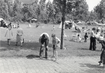 600153 Afbeelding van het spel blikken lopen tijdens het jaarlijkse feest van de bewoners van de experimentele flats in ...